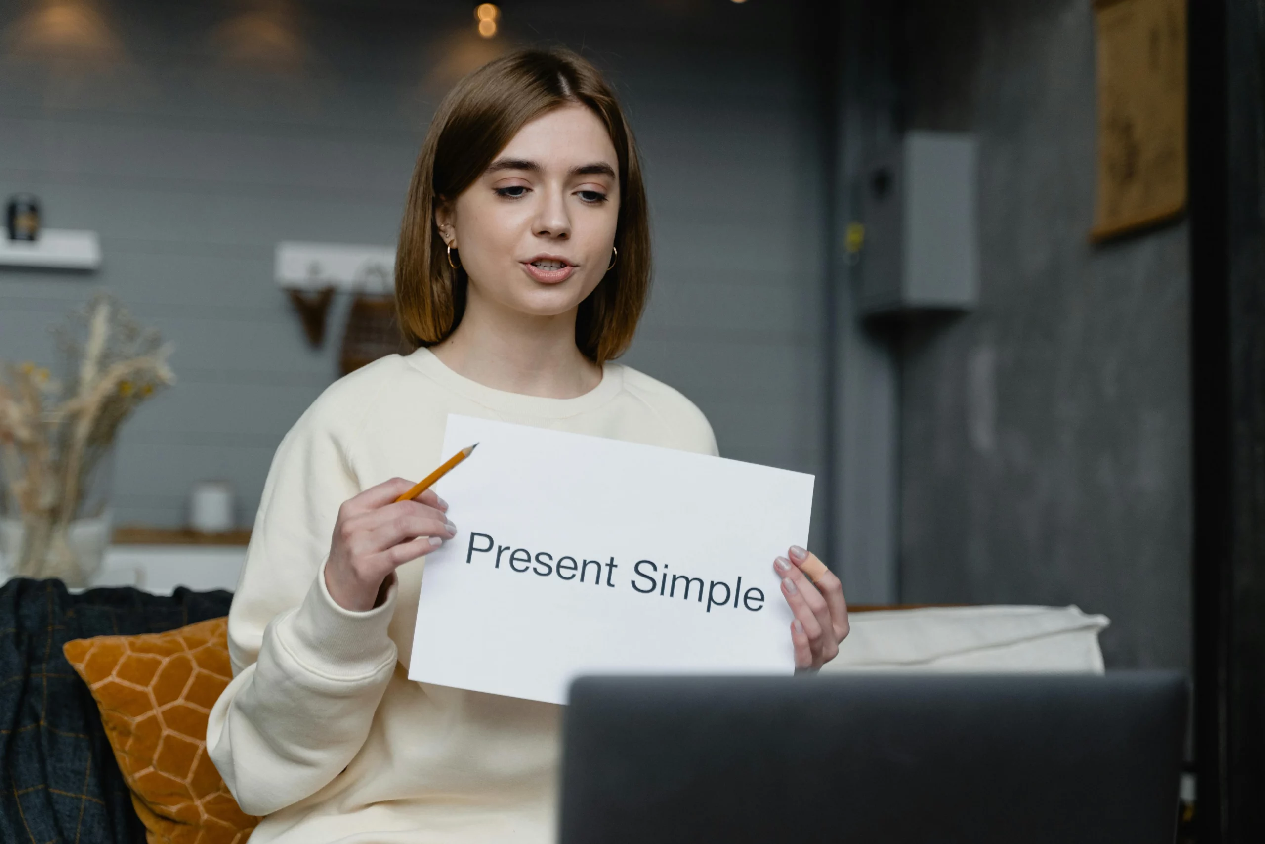 pexels-tima-miroshnichenko-6671683 PRESENT SIMPLE EN ABNGLAIS
