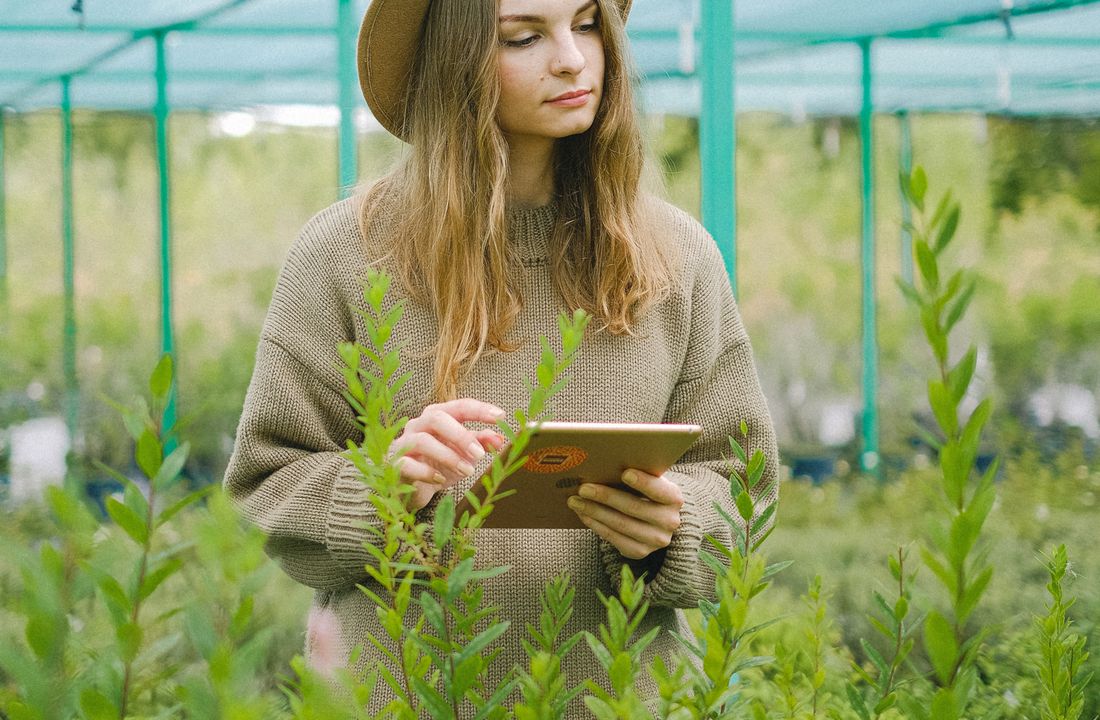 Agronome utilisant une tablette dans une exploitation agricole moderne, formation anglais agricole Cabinet Action