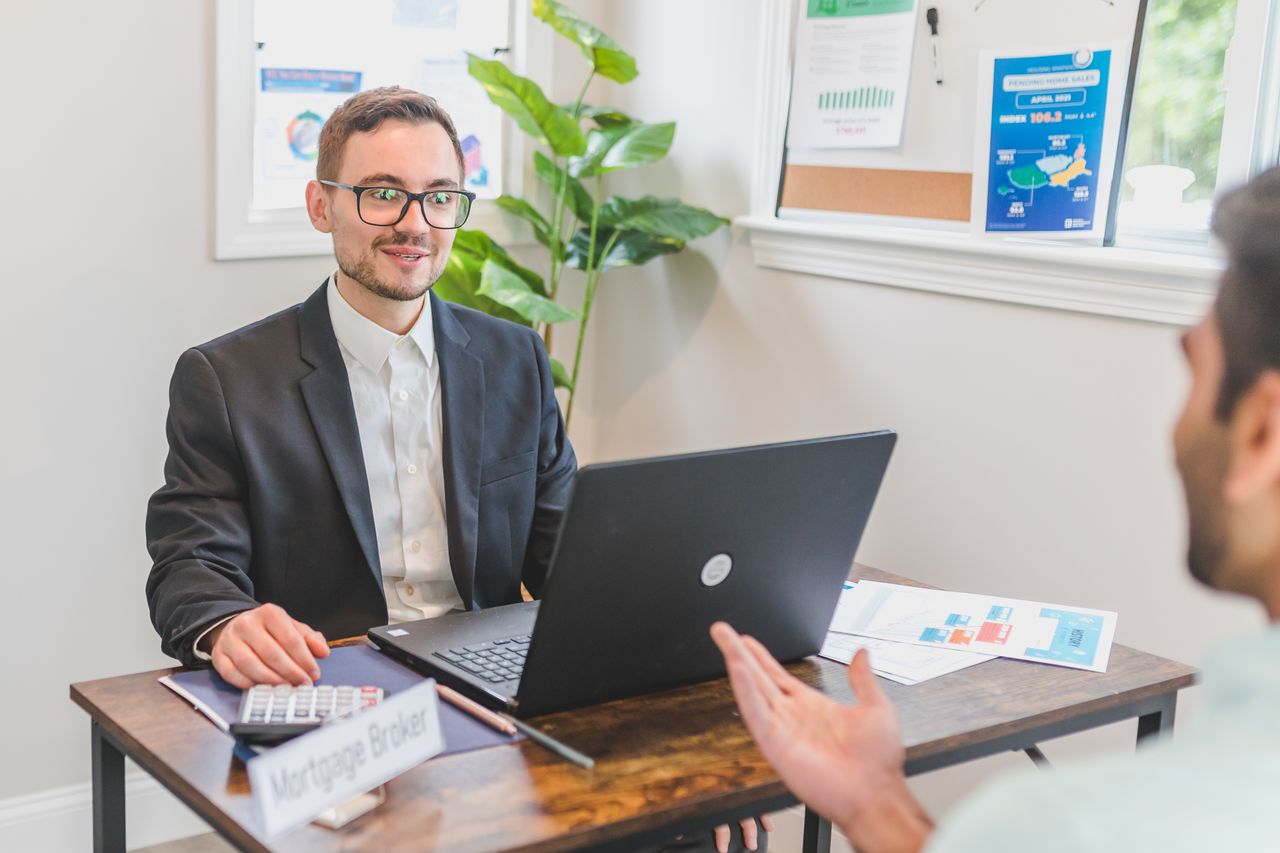 Conseiller bancaire en rendez-vous crédit avec un client, formation anglais banque Cabinet Action