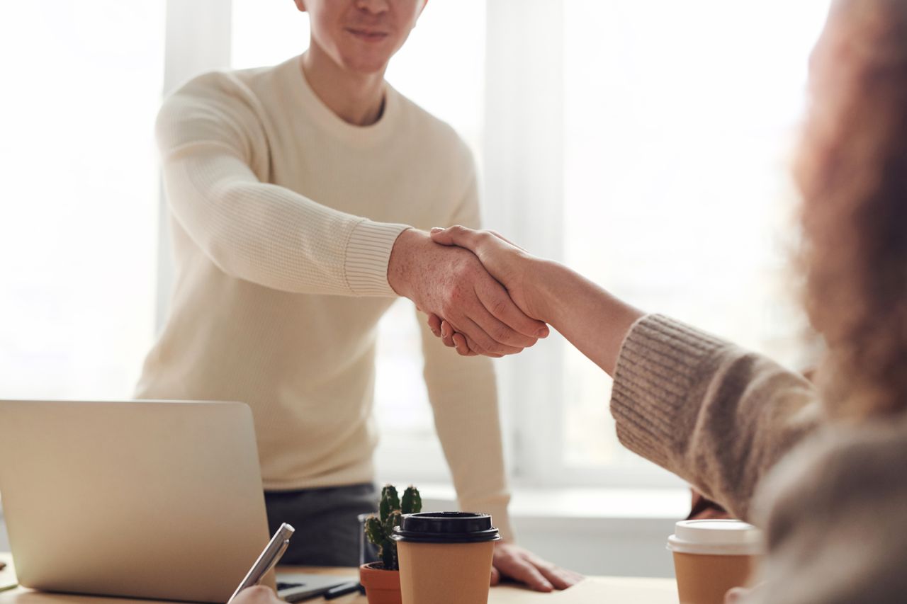 Poignée de main concluant une vente en anglais, mise en situation de closing commercial