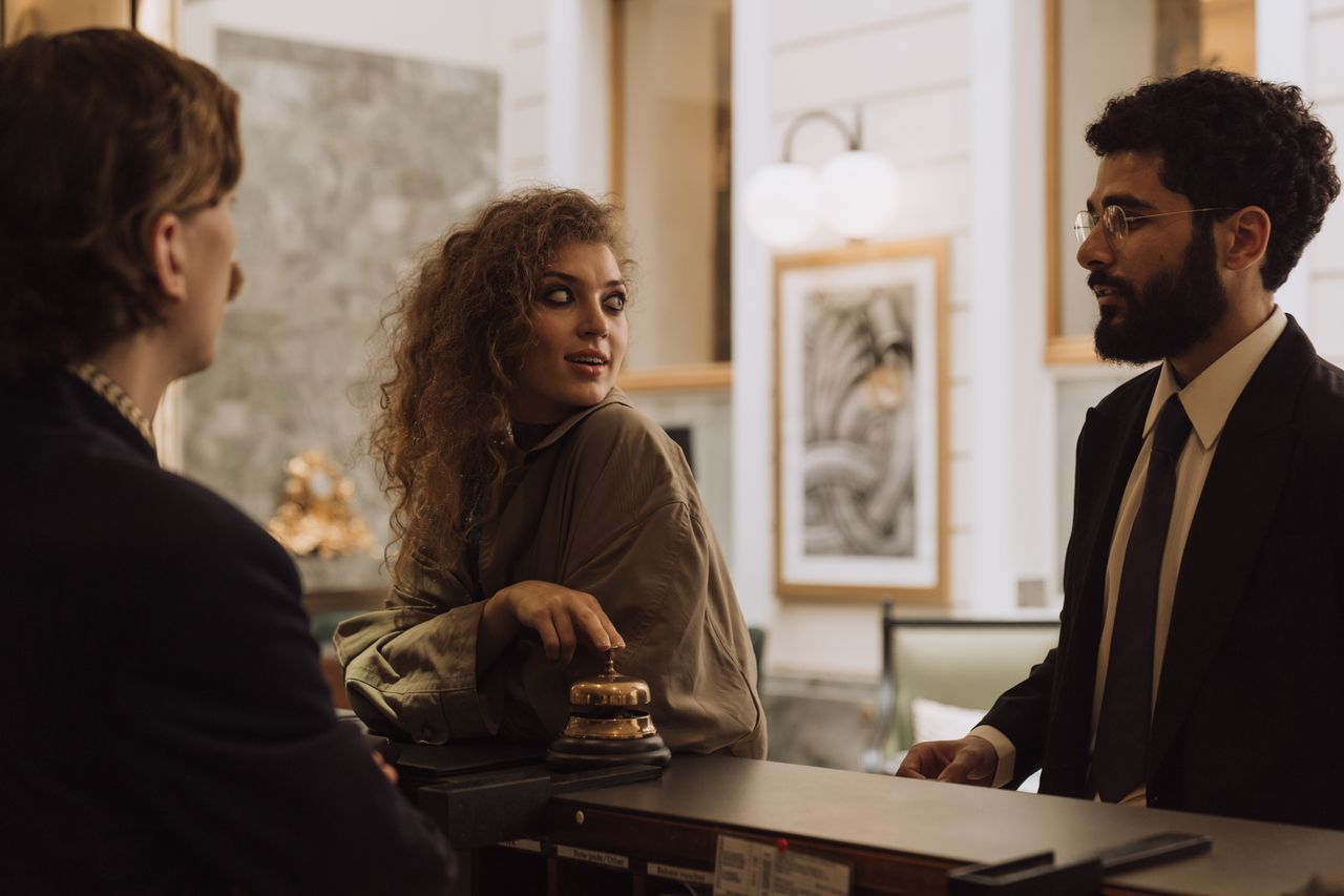 Réceptionniste d'hôtel accueillant des clients au front desk, formation anglais hôtellerie-restauration Cabinet Action