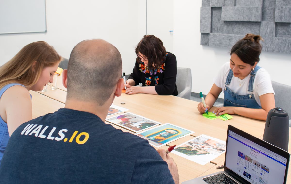 Équipe marketing en réunion de stratégie autour d'un tableau, formation anglais marketing Cabinet Action
